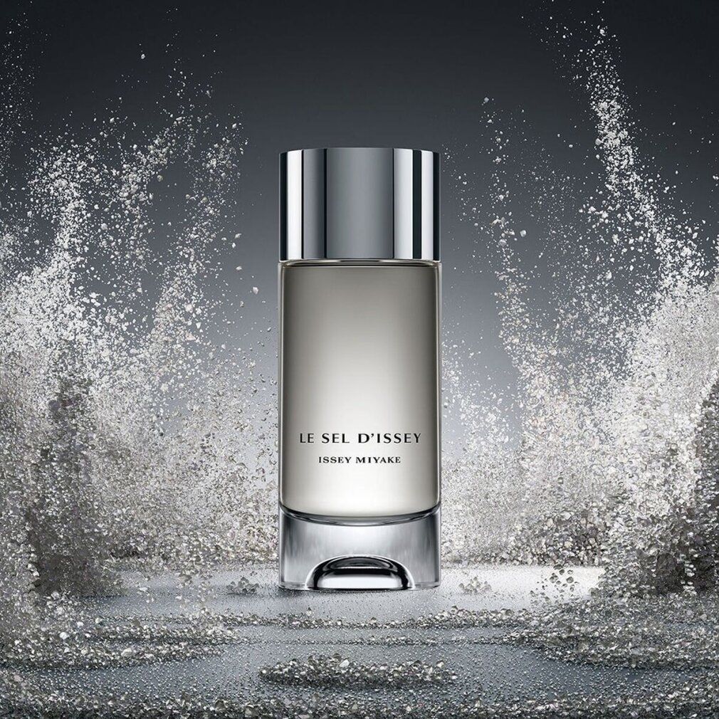Flacone di profumo con tappo argentato, circondato da particelle argentate. Scritta: LE SEL D'ISSEY, ISSEY MIYAKE.