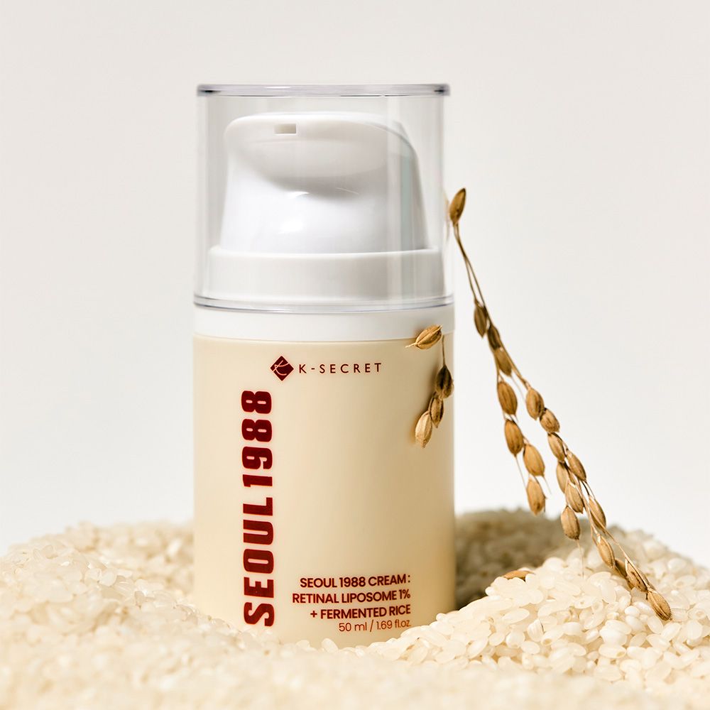Crema viso K-Secret Seoul 1988 con Retinal Liposome 1% e riso fermentato, in un flacone dispenser.