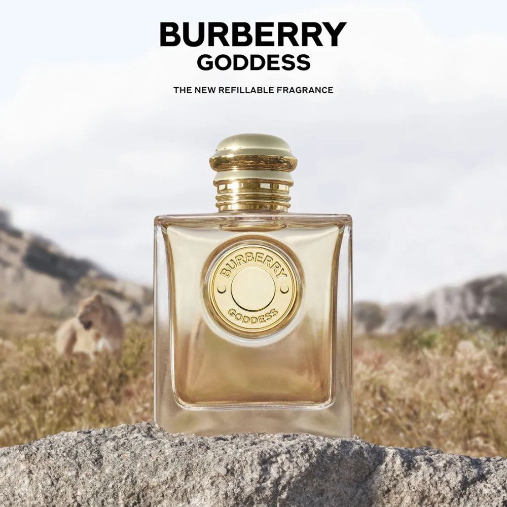 Flacone Burberry Goddess. Bottiglia quadrata in vetro con tappo dorato. Scritta Burberry Goddess.