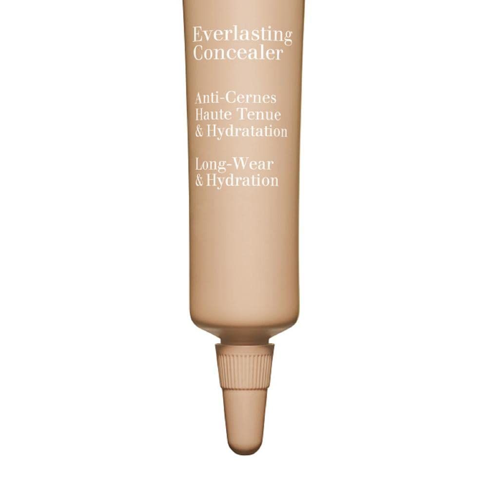 Primo piano del tubo di correttore. Testo: CLARINS, Everlasting Concealer, Anti-Cernes, Haute Tenue & Hydratation, Long-Wear & Hydratation.