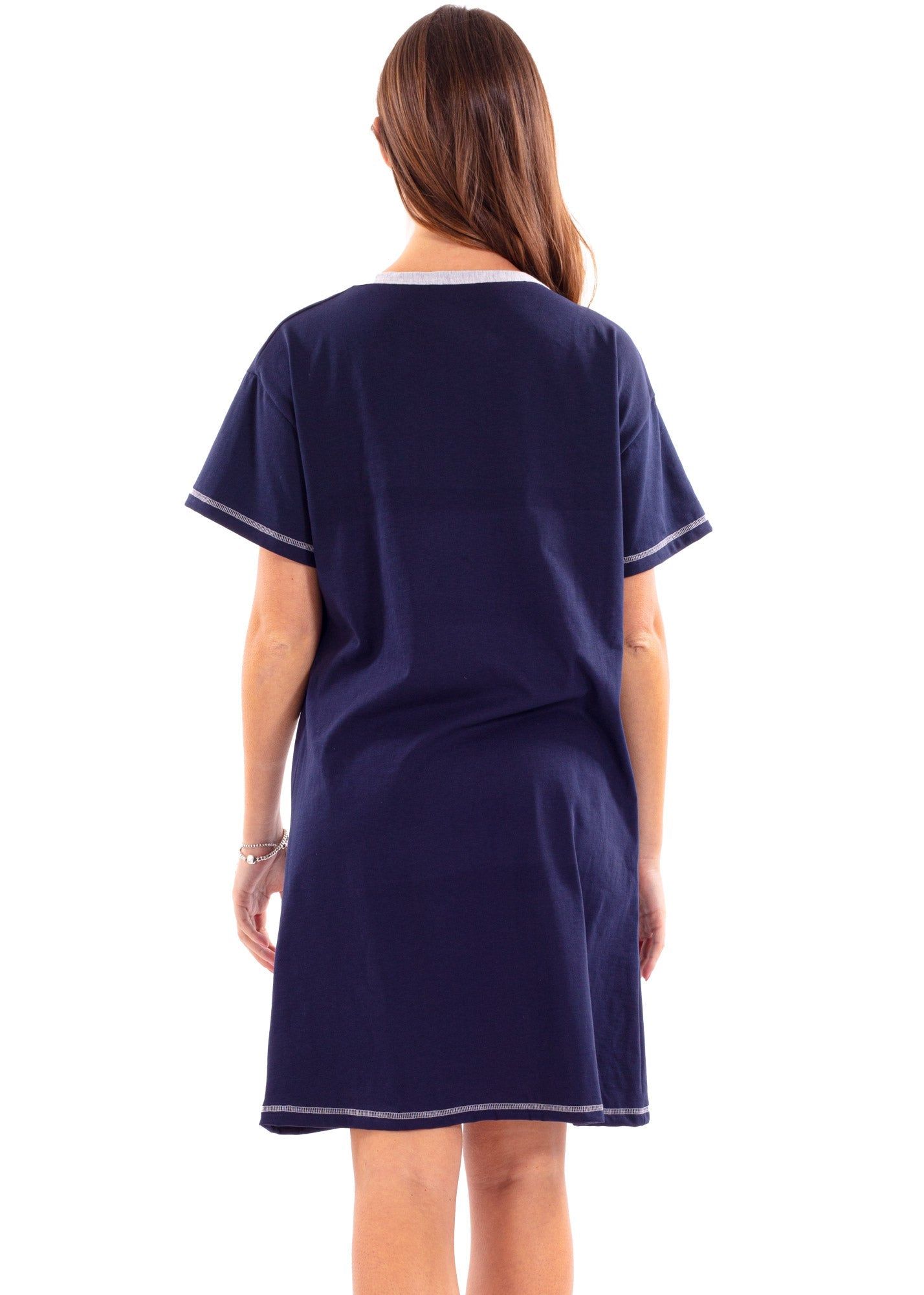 Camicia da notte allattamento in cotone blu, doppia apertura. Maniche corte, orlo e cuciture bianche. Vista posteriore.