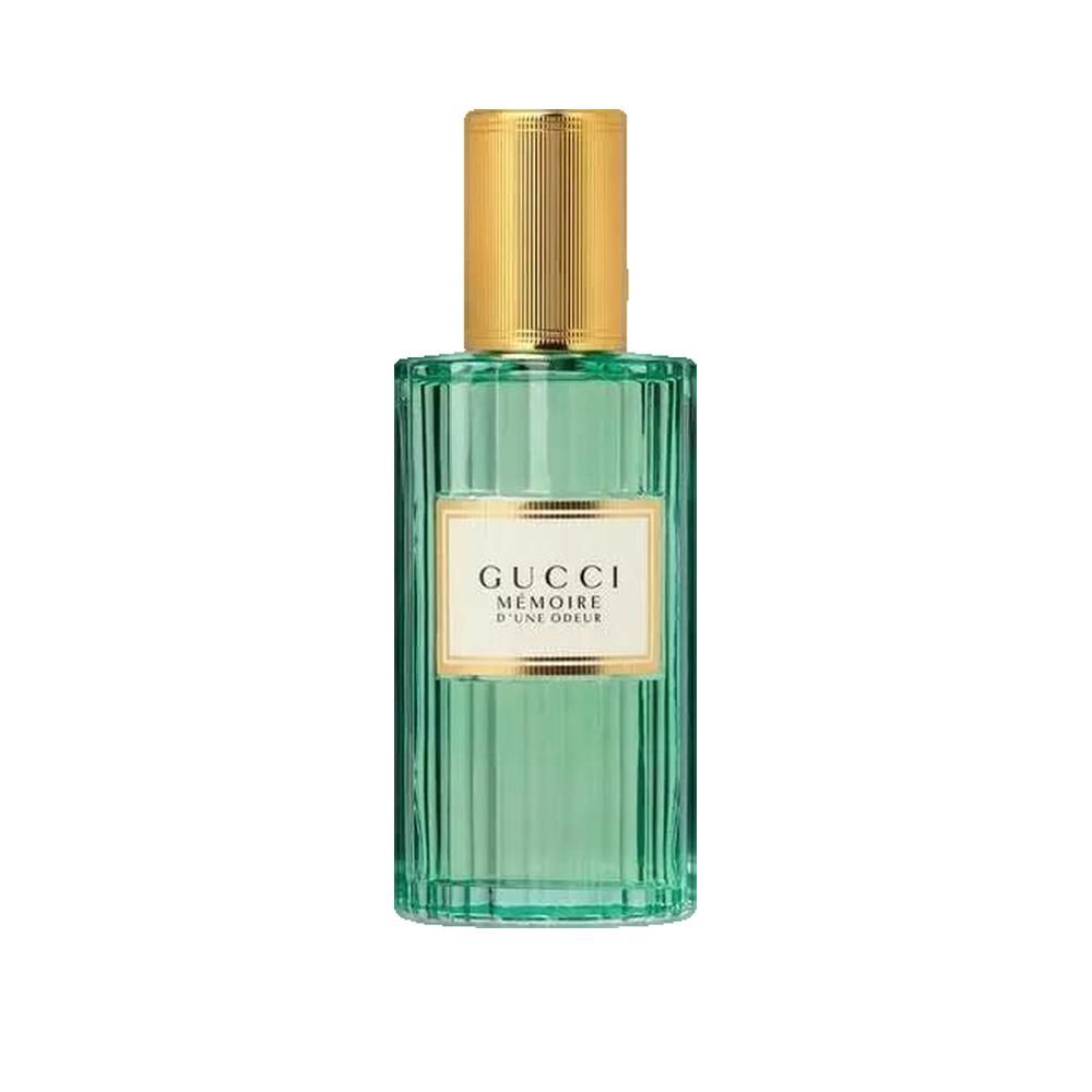 Flacone di profumo in vetro verde con tappo dorato. Etichetta con scritta Gucci Mémoire d'une Odeur.