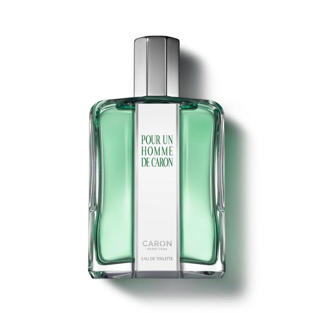 Spray Eau de Toilette verde in flacone quadrato con tappo argentato. Etichetta bianca con testo.