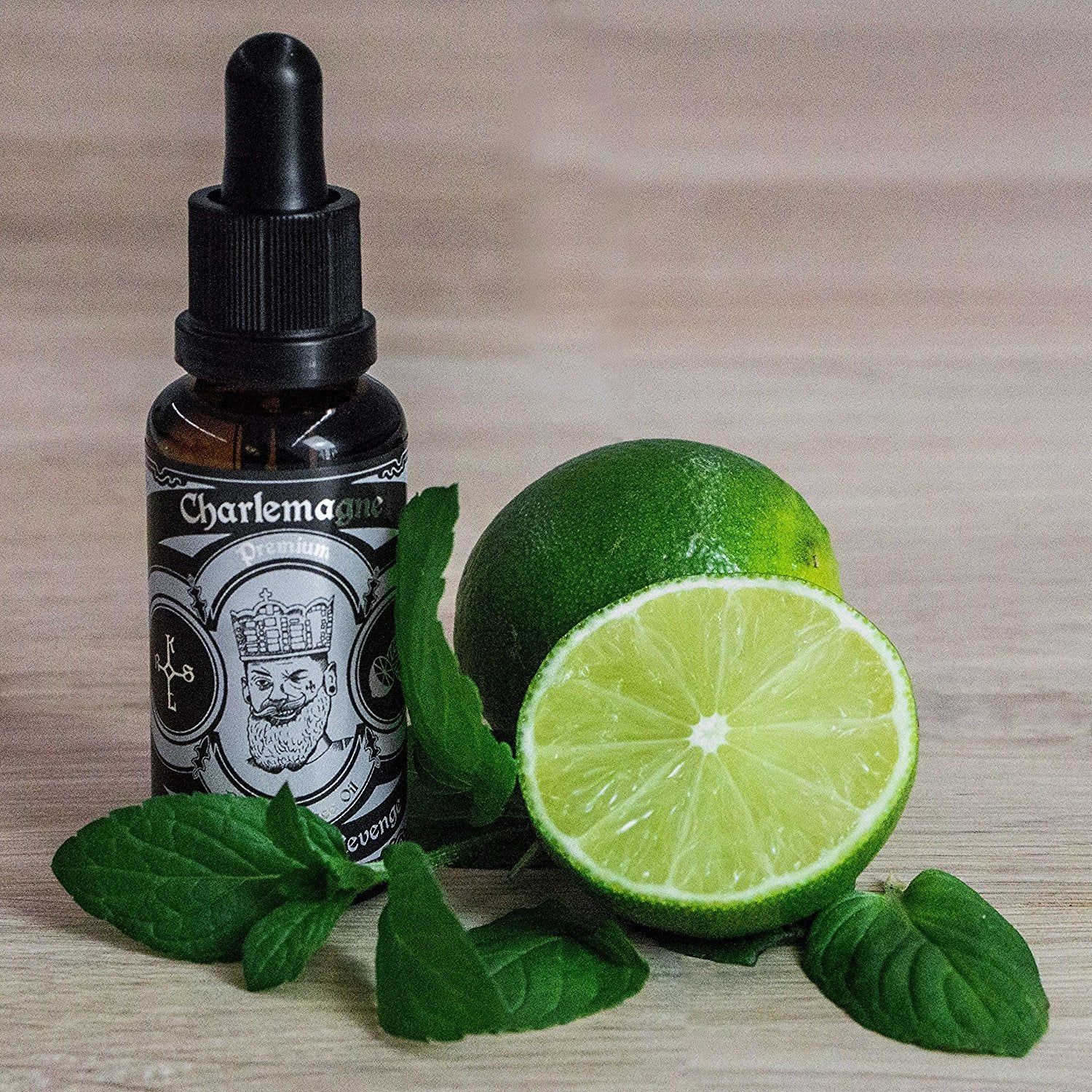 Flacone contagocce marrone accanto a lime e foglie di menta.