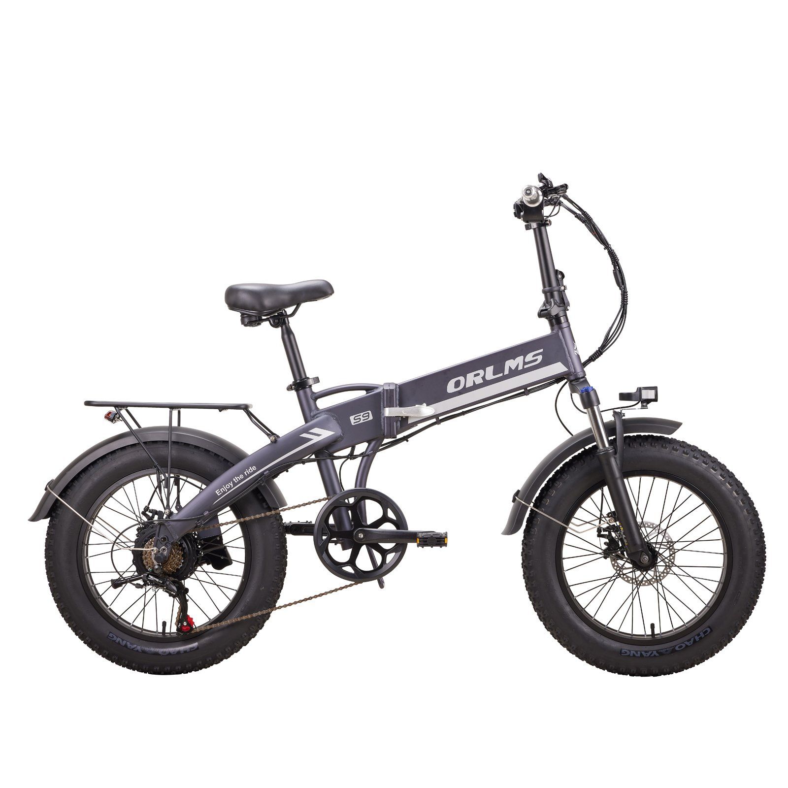E-bike pieghevole grigia, pneumatici larghi. Logo ORLMS sul telaio. Portapacchi e fanale posteriore.