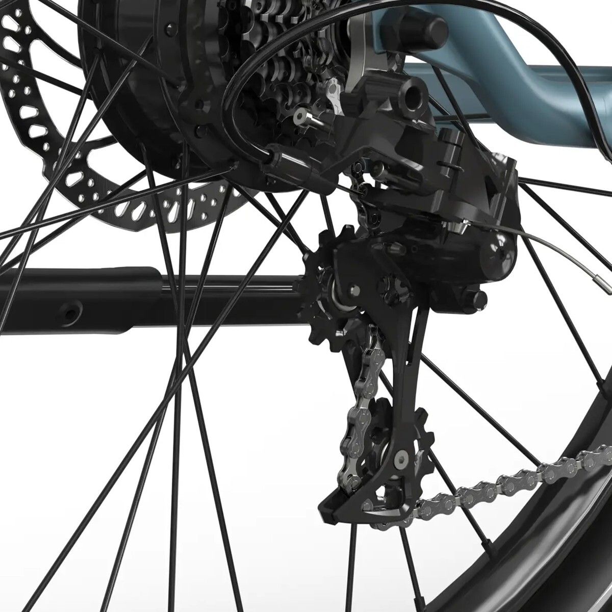 Primo piano della ruota posteriore di una e-bike. Ingranaggi neri, catena e disco freno.