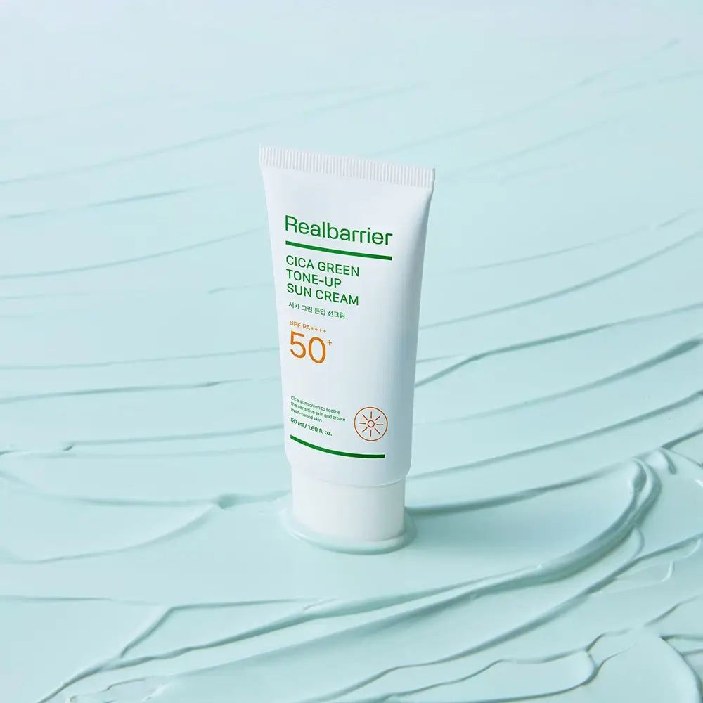 Un tubetto di crema solare Real Barrier Cica Green Tone-Up, su sfondo azzurro.