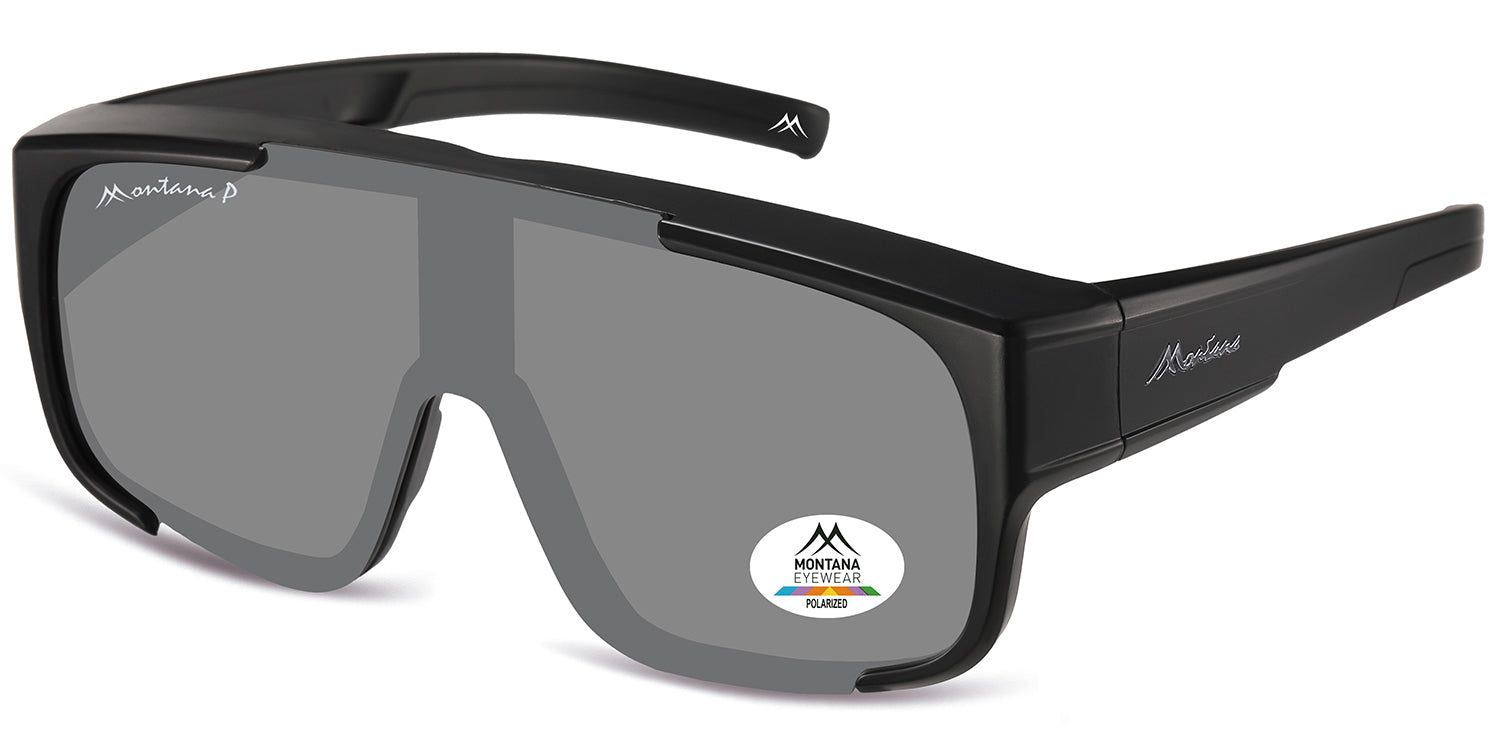 Occhiali da sole avvolgenti neri, lenti grigie. Logo Montana Eyewear ed etichetta Polarized. Vista laterale.