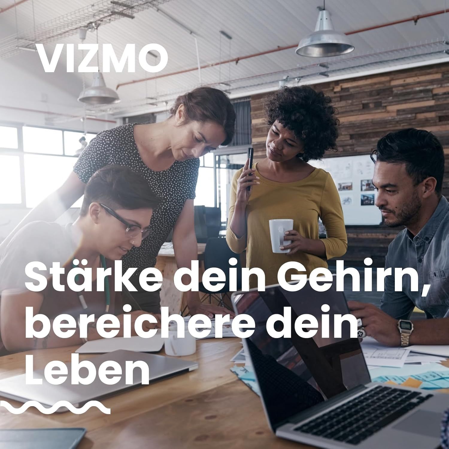 Gruppo di persone a tavola. Testo: Rafforza il tuo cervello, arricchisci la tua vita.