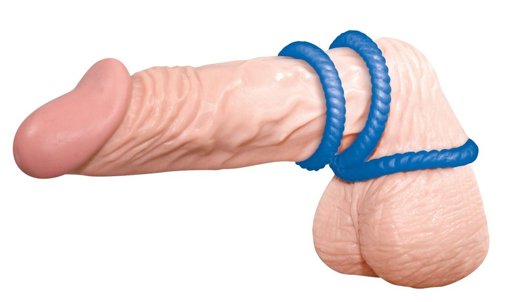 Pene con due anelli blu per pene. Superficie scanalata degli anelli.