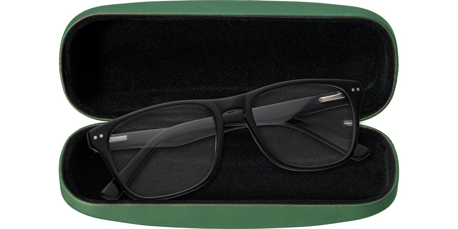 Astuccio rigido verde, aperto. Occhiali neri all'interno. Montatura nera, lenti trasparenti.