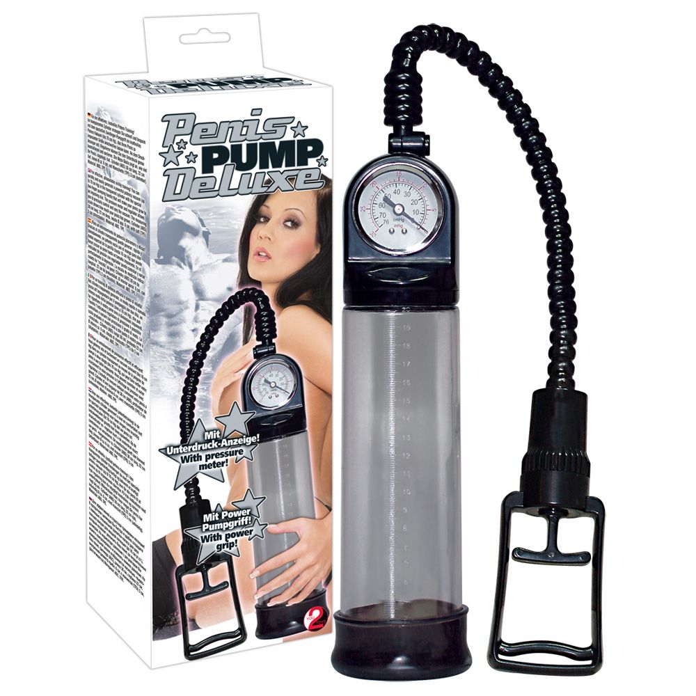 Pompa per pene Deluxe con confezione. Cilindro trasparente, pompa nera con manometro, impugnatura nera. Confezione con donna.