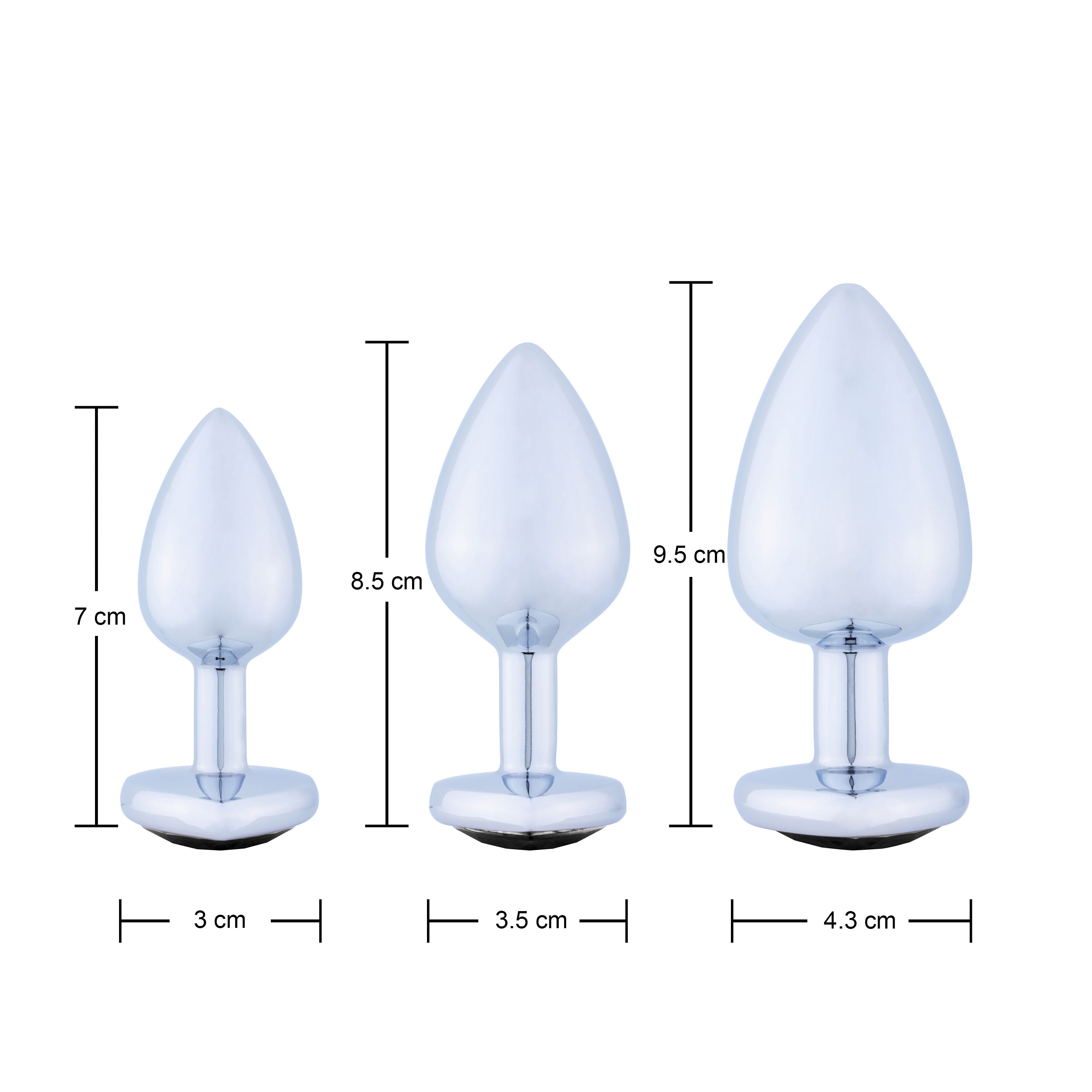 Tre plug anali metallici con indicazioni di dimensioni. Diverse dimensioni, superficie lucida.