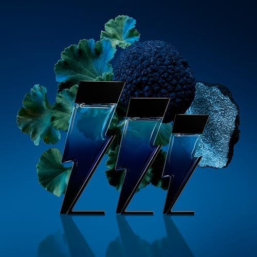 Tre flaconi blu a forma di fulmine. Tappi neri. Circondati da foglie e frutti.