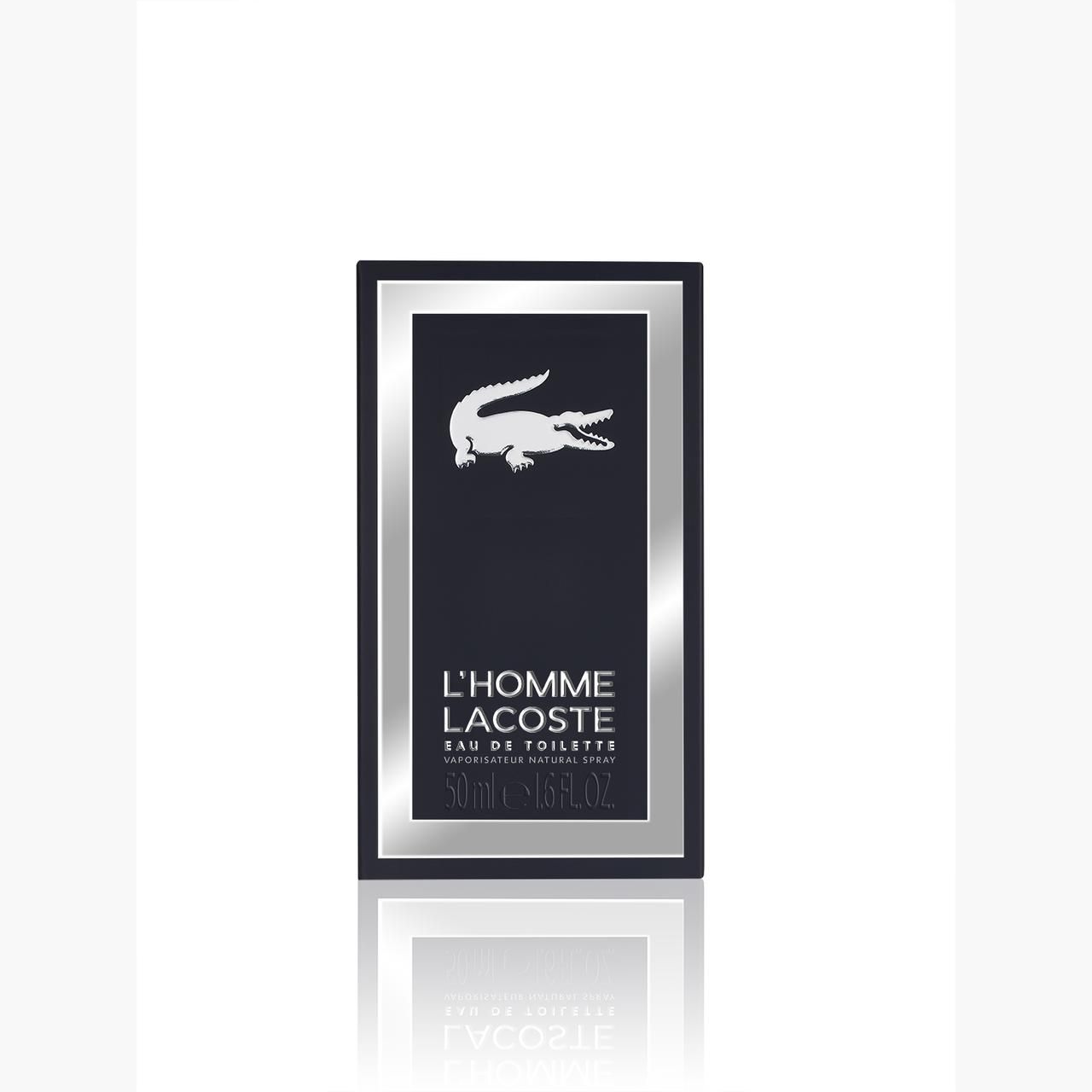 Confezione blu scuro di L'Homme Lacoste. Cornice argentata, logo coccodrillo bianco. Scritta L'Homme Lacoste Eau de Toilette.
