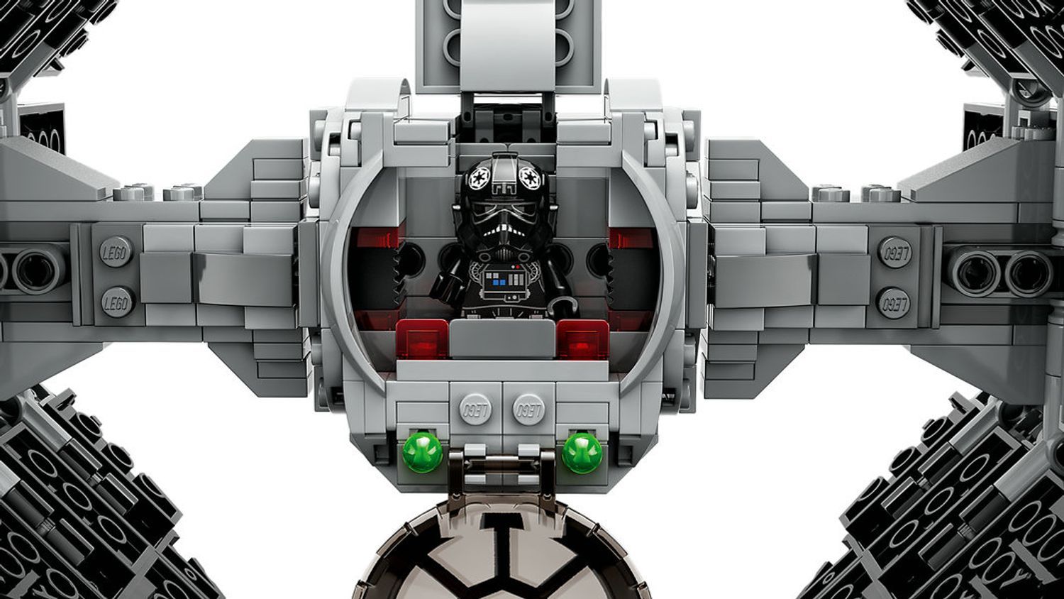 LEGO Star Wars TIE Interceptor. Vista dettagliata dell'abitacolo. Elementi grigi e neri. Personaggio visibile nell'abitacolo.