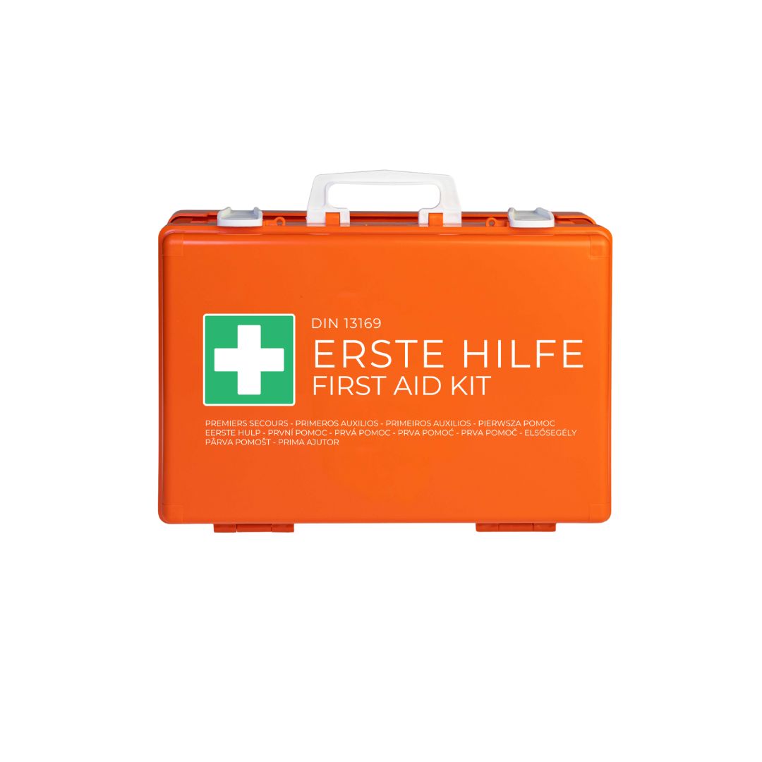Valigetta di pronto soccorso arancione chiusa, maniglia bianca. DIN 13169. Scritta: Erste Hilfe First Aid Kit.