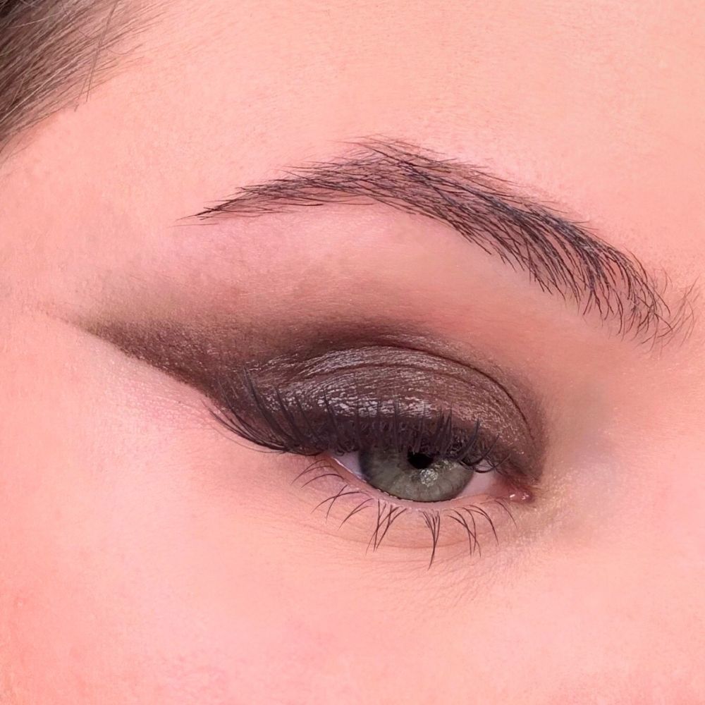 Occhio con ombretto marrone. Ombretto marrone sulla palpebra. Ciglia marroni. Sopracciglio.