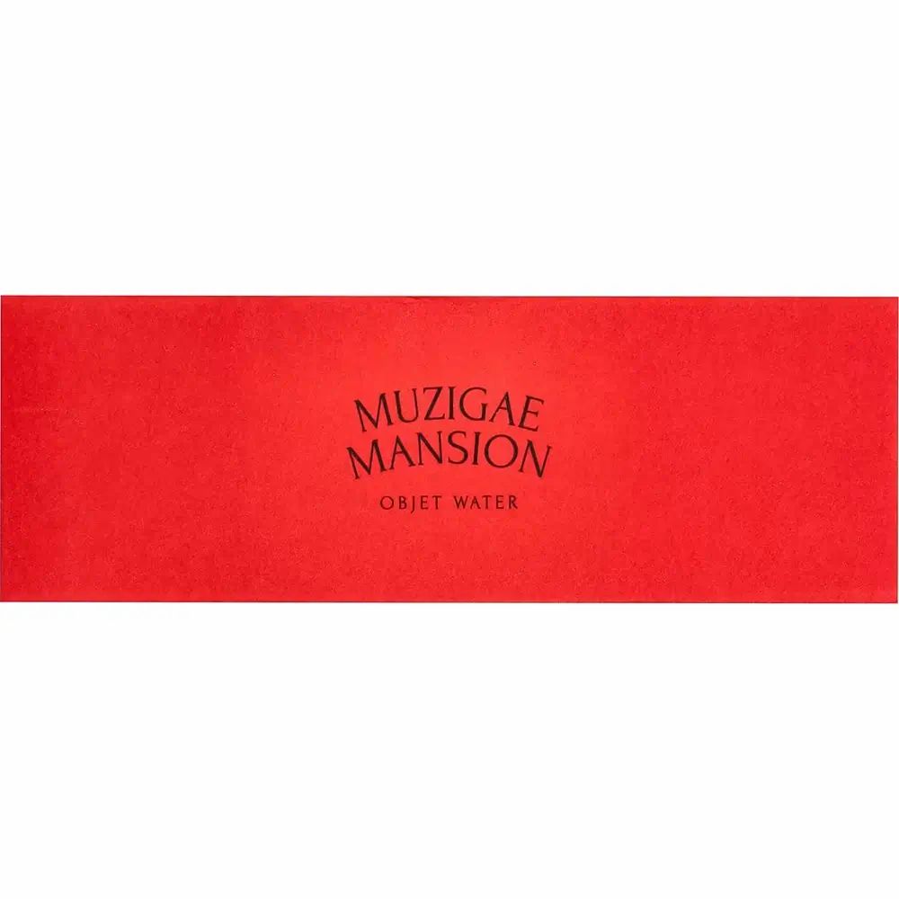 Rettangolo rosso con testo nero: "MUZIGAE MANSION OBJET WATER".