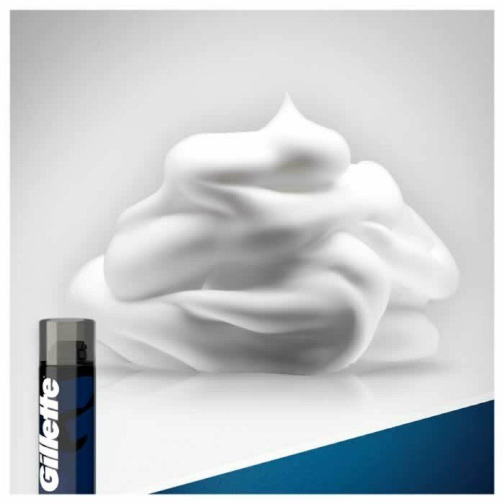 Cumulo di schiuma bianca accanto a una bomboletta Gillette. Bomboletta: nera, blu, bianca. Testo: Gillette.