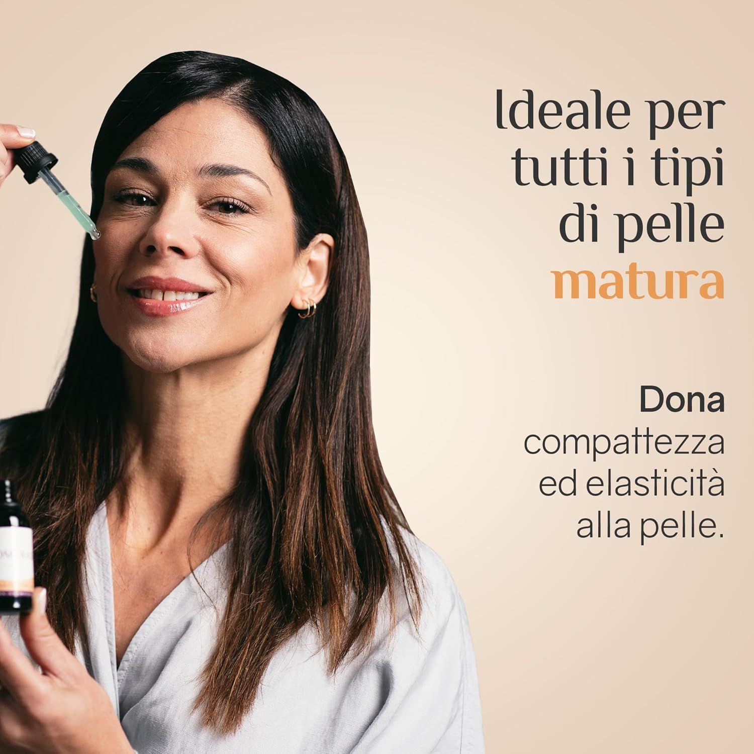 Donna che tiene in mano un flacone di siero e un contagocce. Testo: Ideale per tutti i tipi di pelle matura.