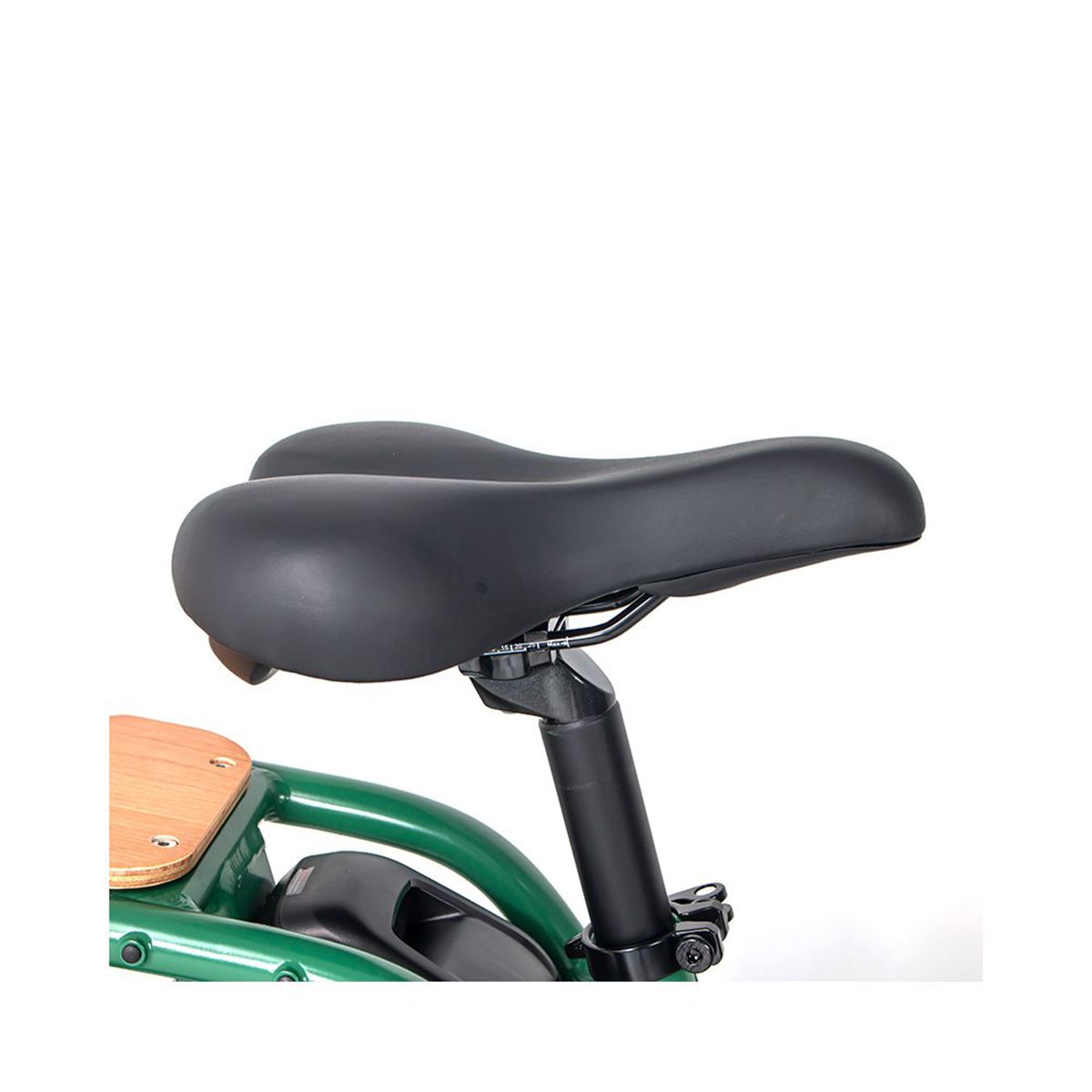 Sella per bicicletta nera imbottita, forma ergonomica. Montata su telaio verde.
