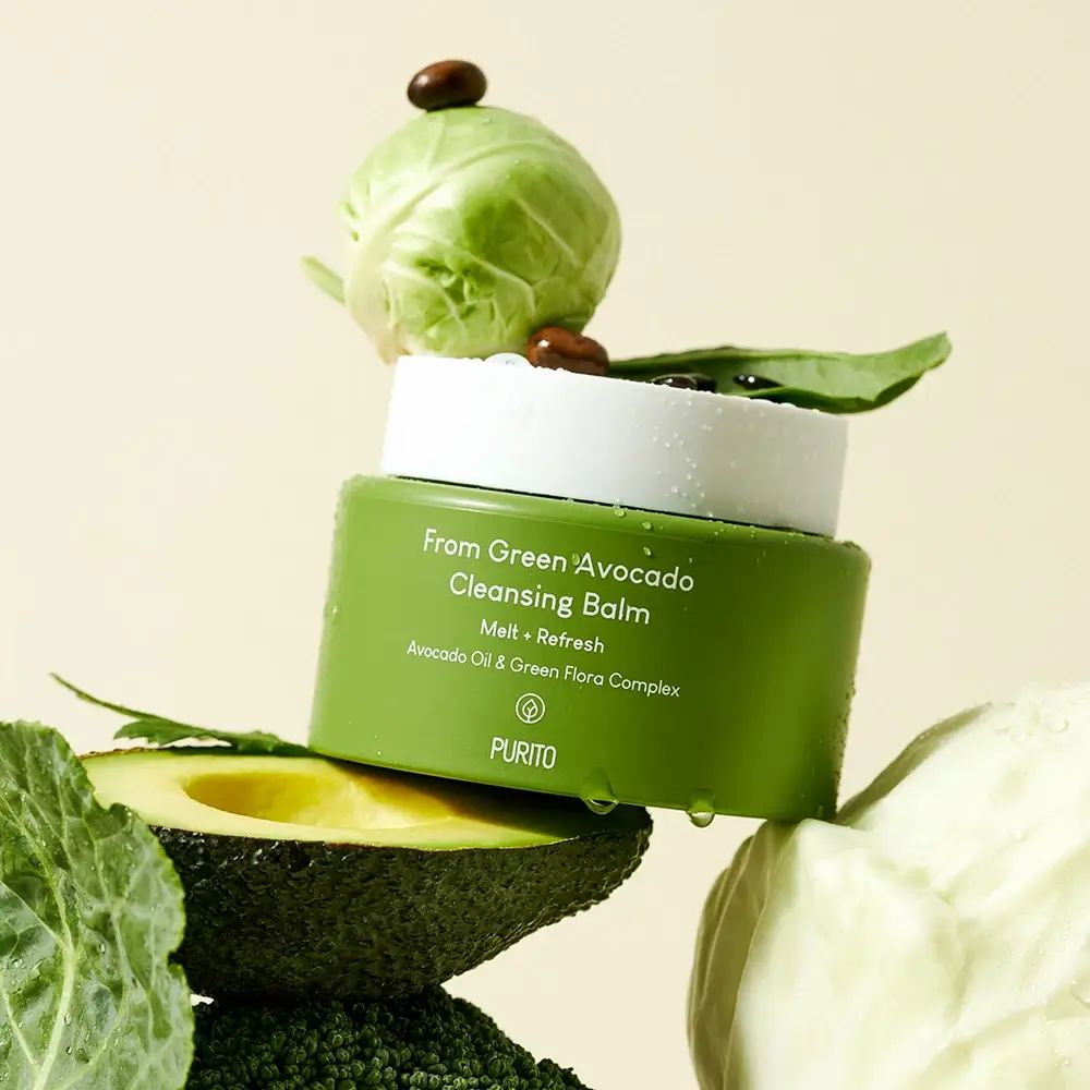 Vasetto verde con avocado, cavolo e germogli. Scritta: From Green Avocado Cleansing Balm. Marchio: PURITO.