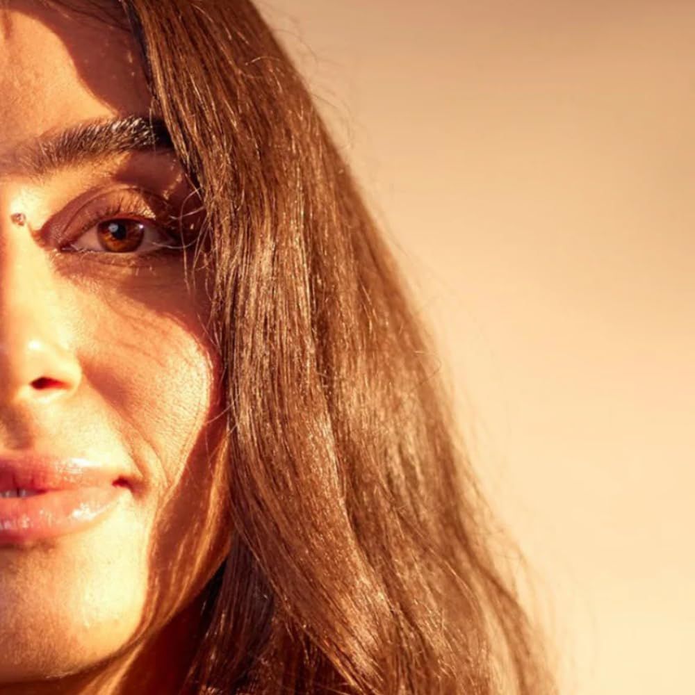 Ritratto di donna con capelli castani. La luce solare evidenzia i lineamenti del viso e la struttura dei capelli.