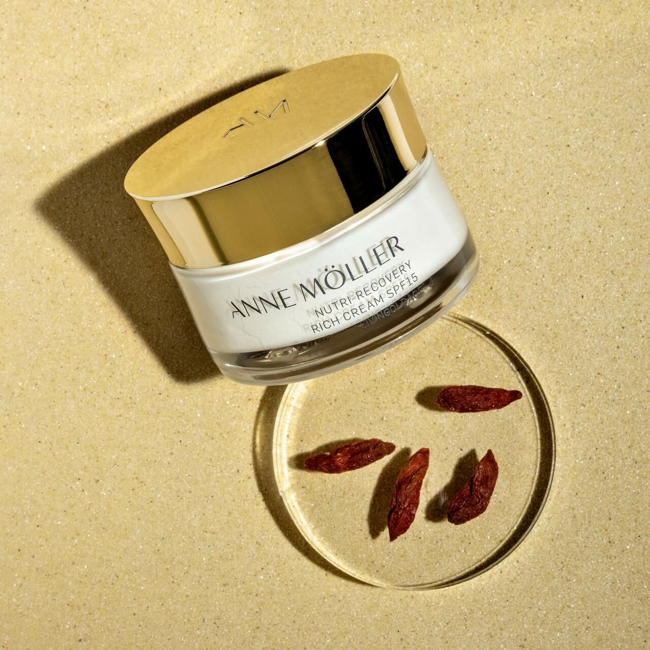 Vasetto di crema con bacche di goji. Scritta: ANNE MÖLLER, Nutri-Recovery Rich Cream SPF15, Livingoldâge.