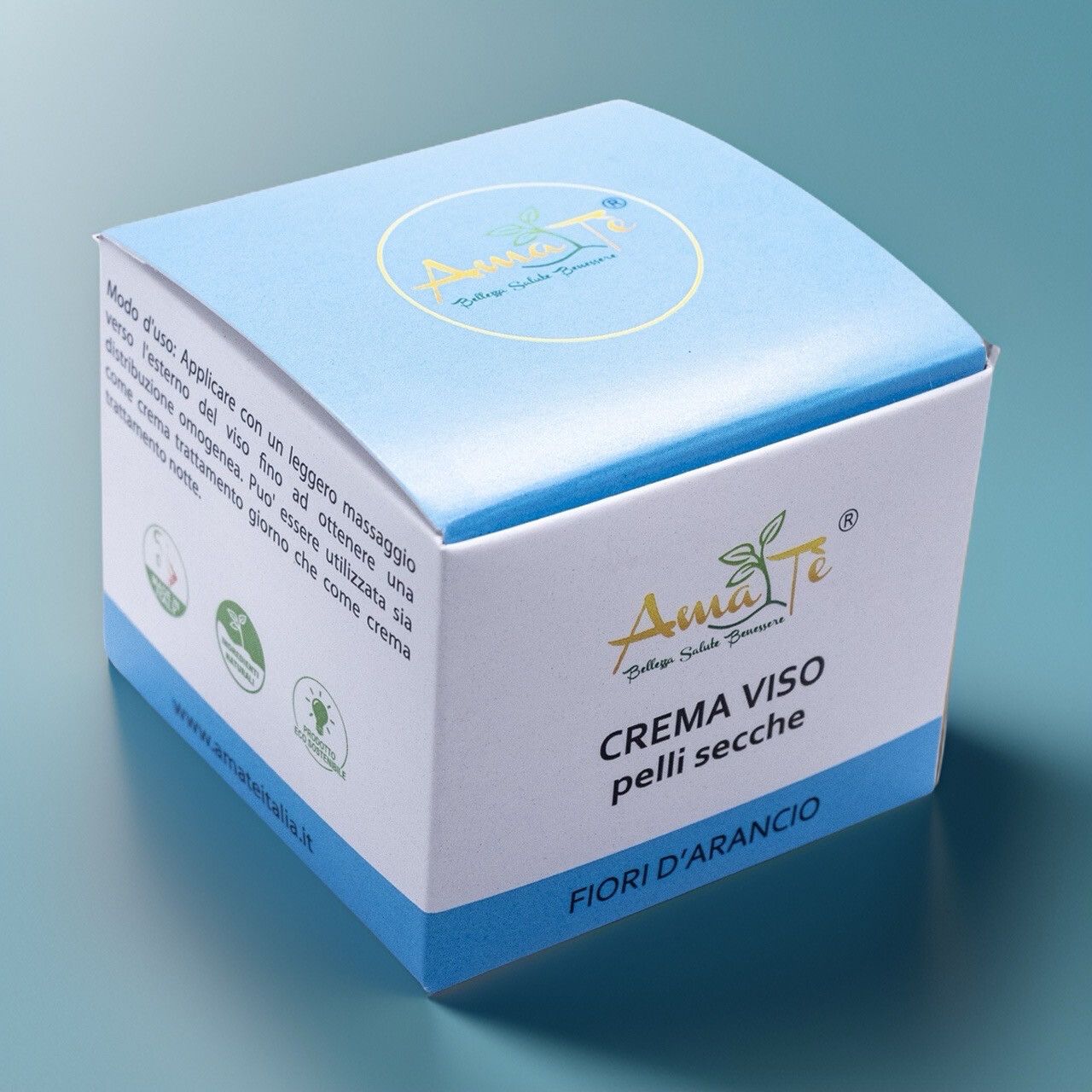 Confezione di Amatè Crema Viso Pelle Secca - Fiori d'Arancio. Scatola bianca e blu con informazioni e logo del prodotto.