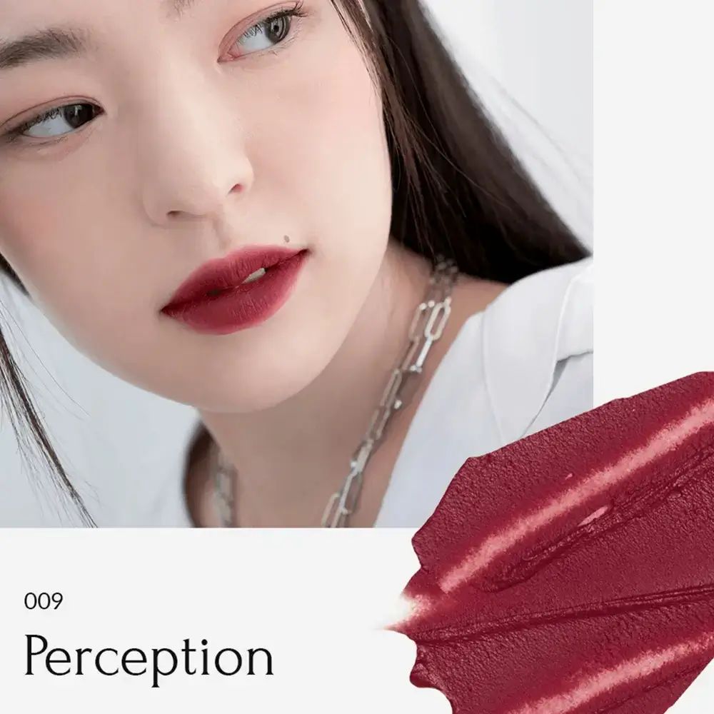 Labbra con rossetto rosso 009 Perception. Accanto, una macchia di colore del rossetto.