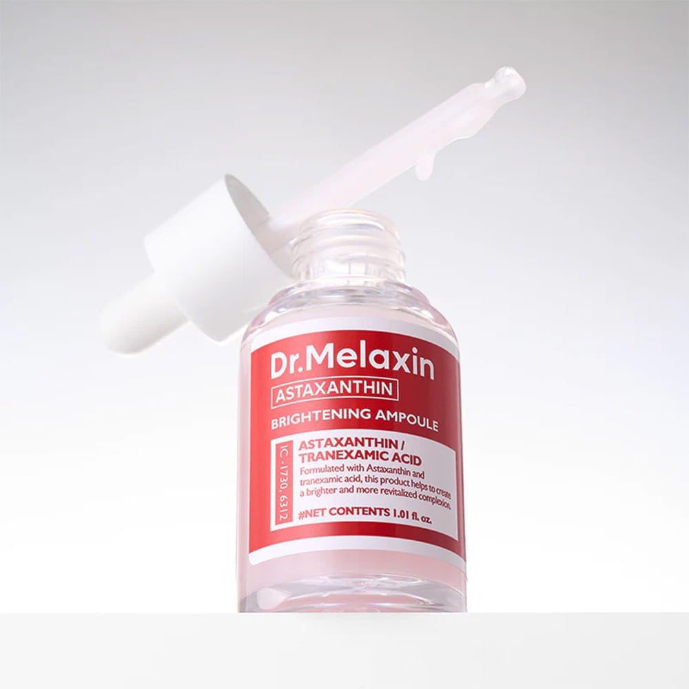 Flacone di vetro trasparente con tappo bianco ed etichetta rossa. Contagocce nel collo. Testo: Dr. Melaxin, Astaxantina, Brightening Ampoule.