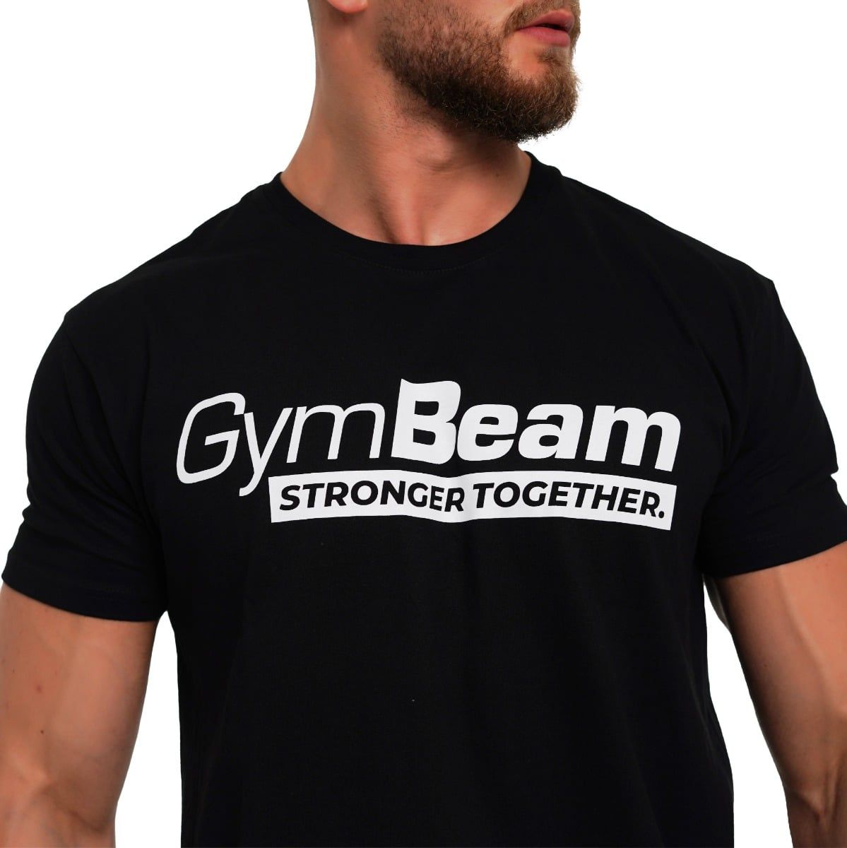 Primo piano della stampa bianca "GymBeam Stronger Together" su t-shirt nera.