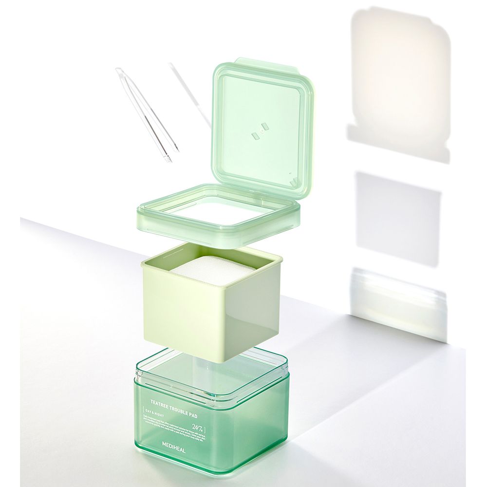 Tre parti della scatola verde: coperchio, contenitore dei dischetti, base. Pinzetta accanto. Scritta: TEA TREE TROUBLE PAD, MEDIHEAL.