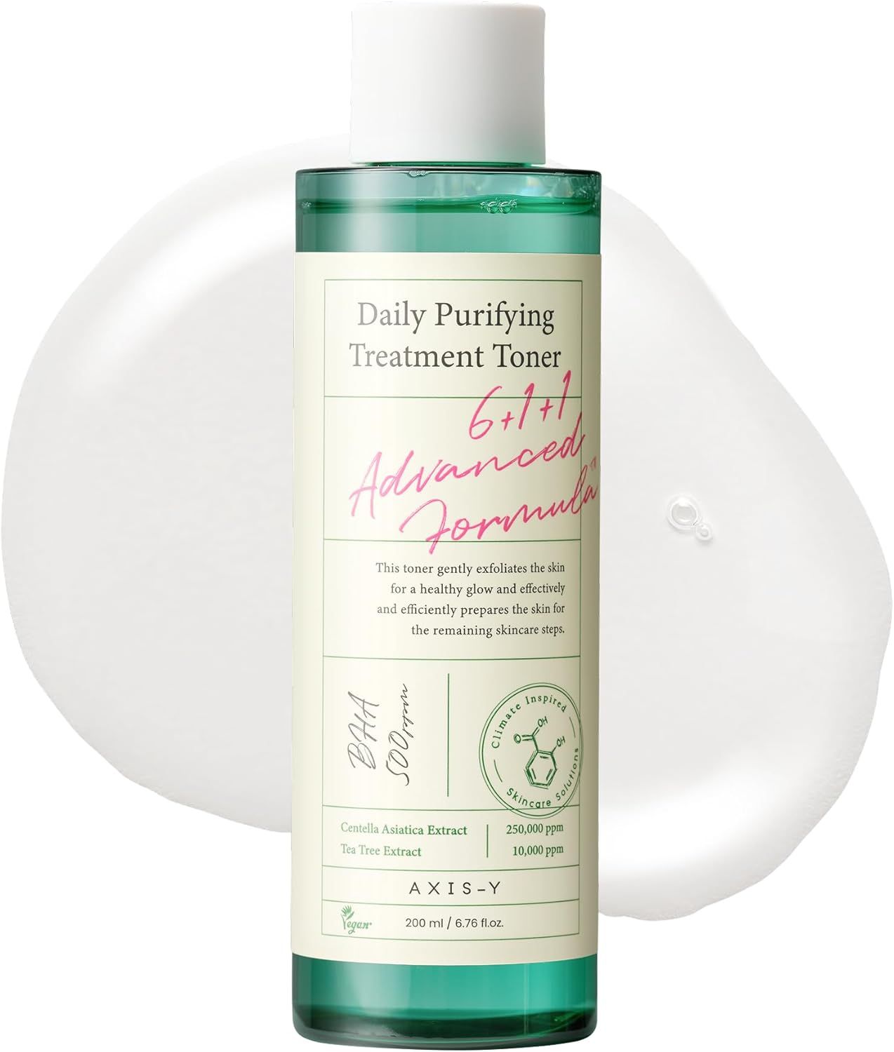 Una bottiglia di toner. Scritta: Daily Purifying Treatment Toner, 6+1+1 Advanced Formula. Contiene BHA 500ppm.