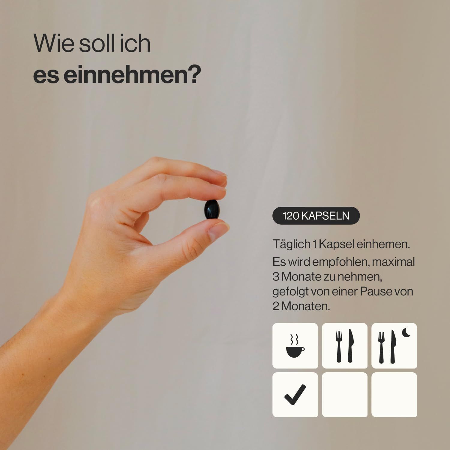 Mano che tiene una capsula nera. Testo: 120 capsule. Raccomandazione: 1 capsula al giorno. Consigliato: 3 mesi, poi 2 mesi di pausa. Simboli: tazza, forchetta, coltello, luna, spunta.