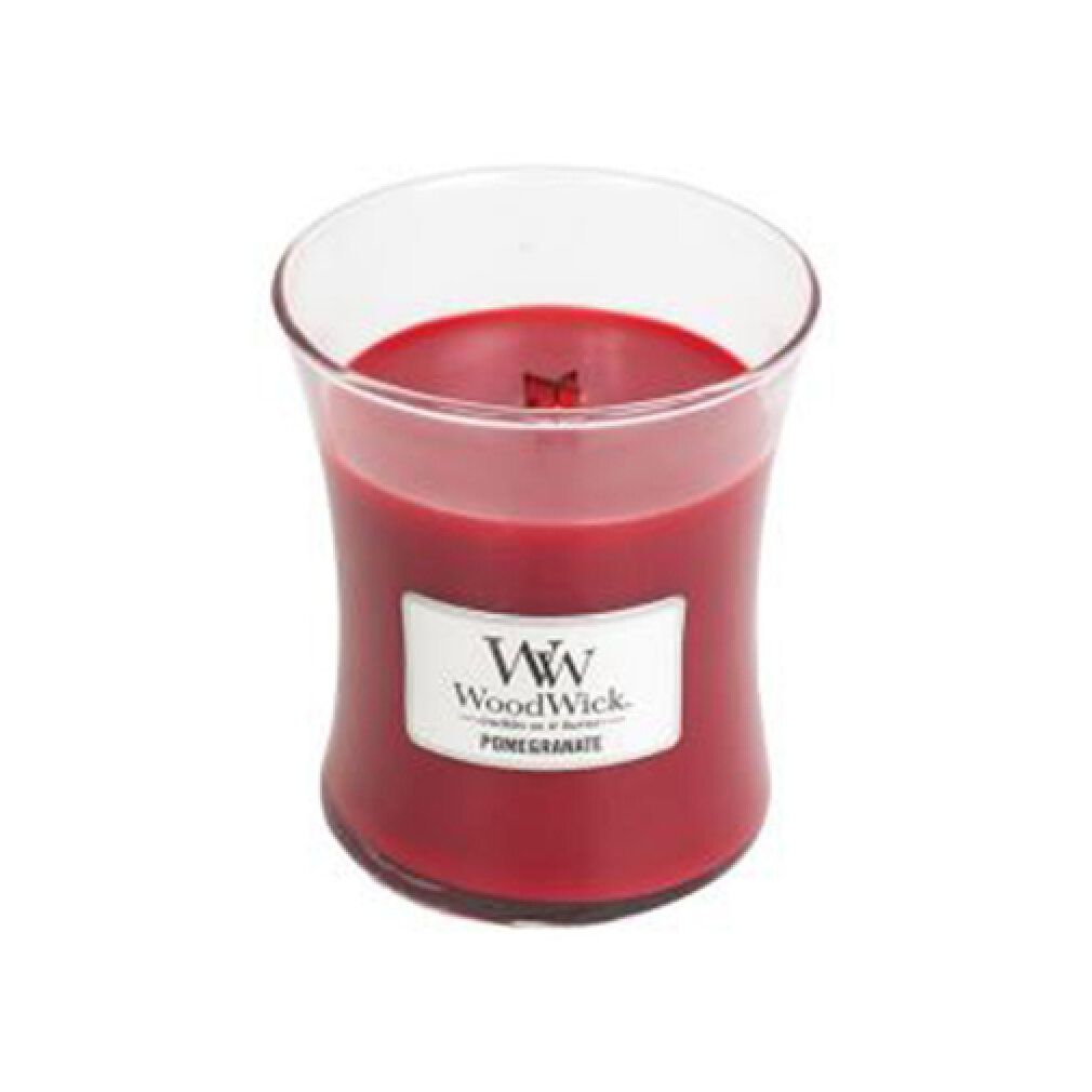 Candela rossa a clessidra. Etichetta "WoodWick" e "Pomegranate".
