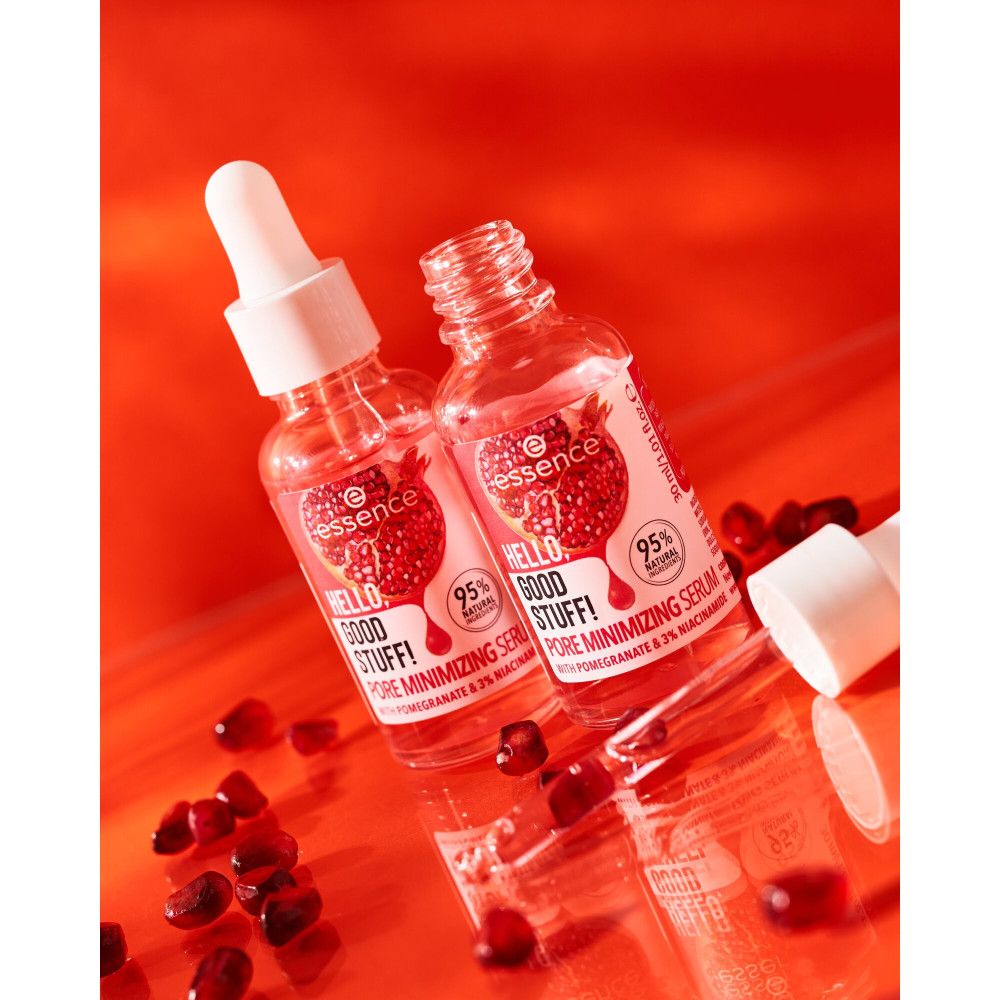 Due flaconi di siero con contagocce. Scritta: Hello, Good Stuff! Siero minimizzante pori. Illustrazione di melograno.