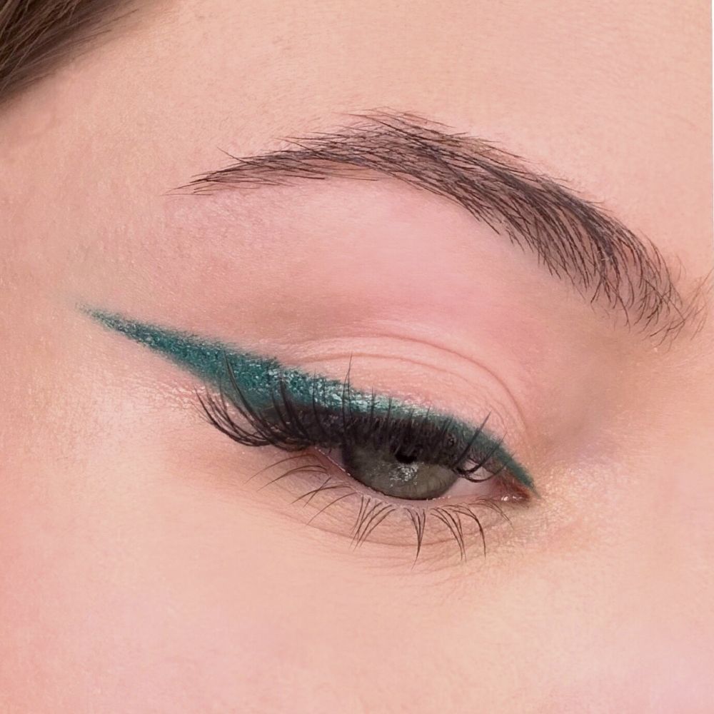Occhio con eyeliner verde. Eyeliner verde sulla palpebra superiore.