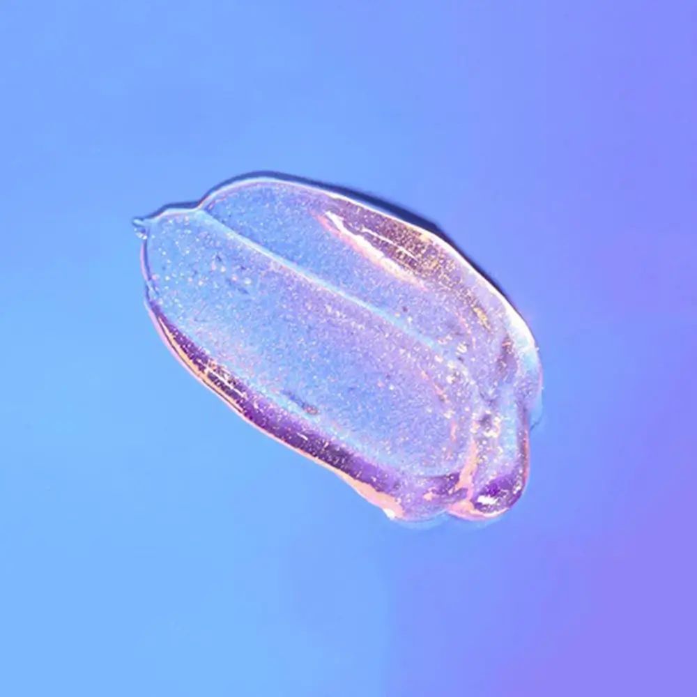 Sostanza scintillante, tipo gel, su sfondo blu. Texture con particelle scintillanti. Sfumatura da chiaro a scuro.