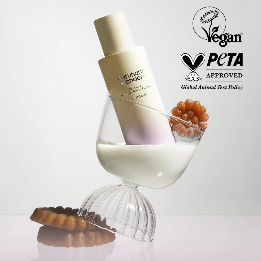 Flacone in vetro. Loghi Vegan e PETA. Prodotto in vetro con liquido e decorazioni.