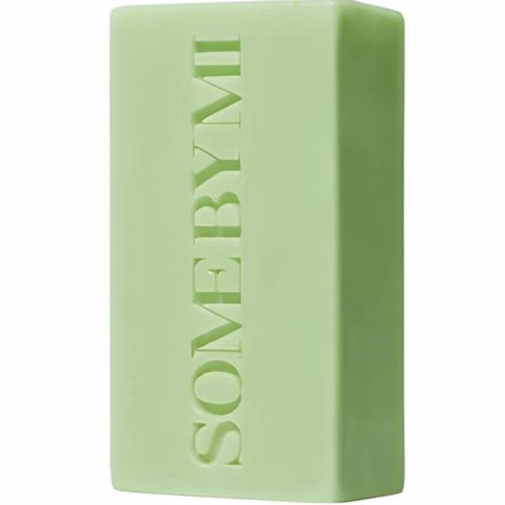 Panetto di sapone verde con il testo SOME BY MI. Forma rettangolare. Il testo è disposto verticalmente.