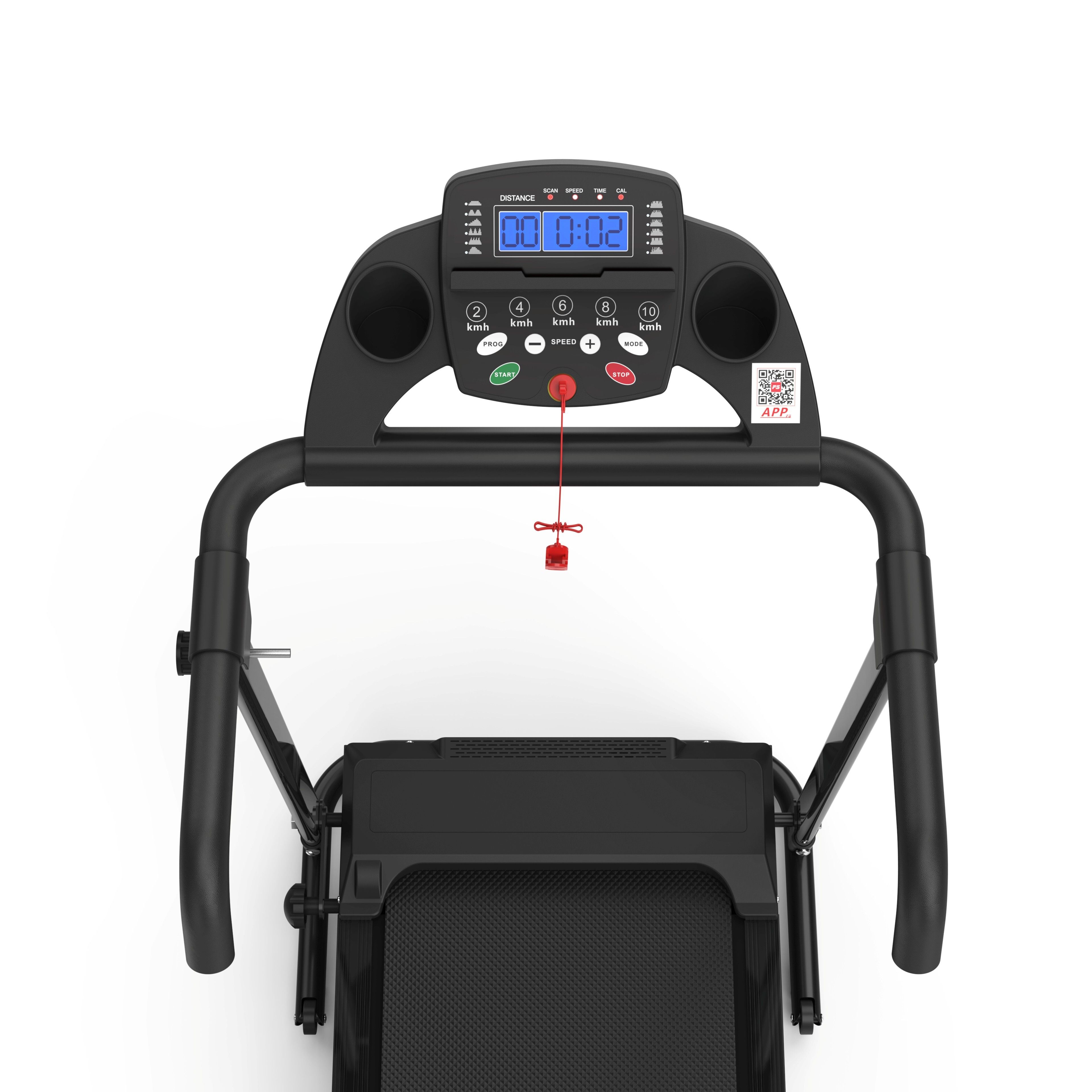 Vista dall'alto di un tapis roulant nero con pannello di controllo. Display digitale con indicazione dell'ora. Pulsante di arresto di emergenza rosso.