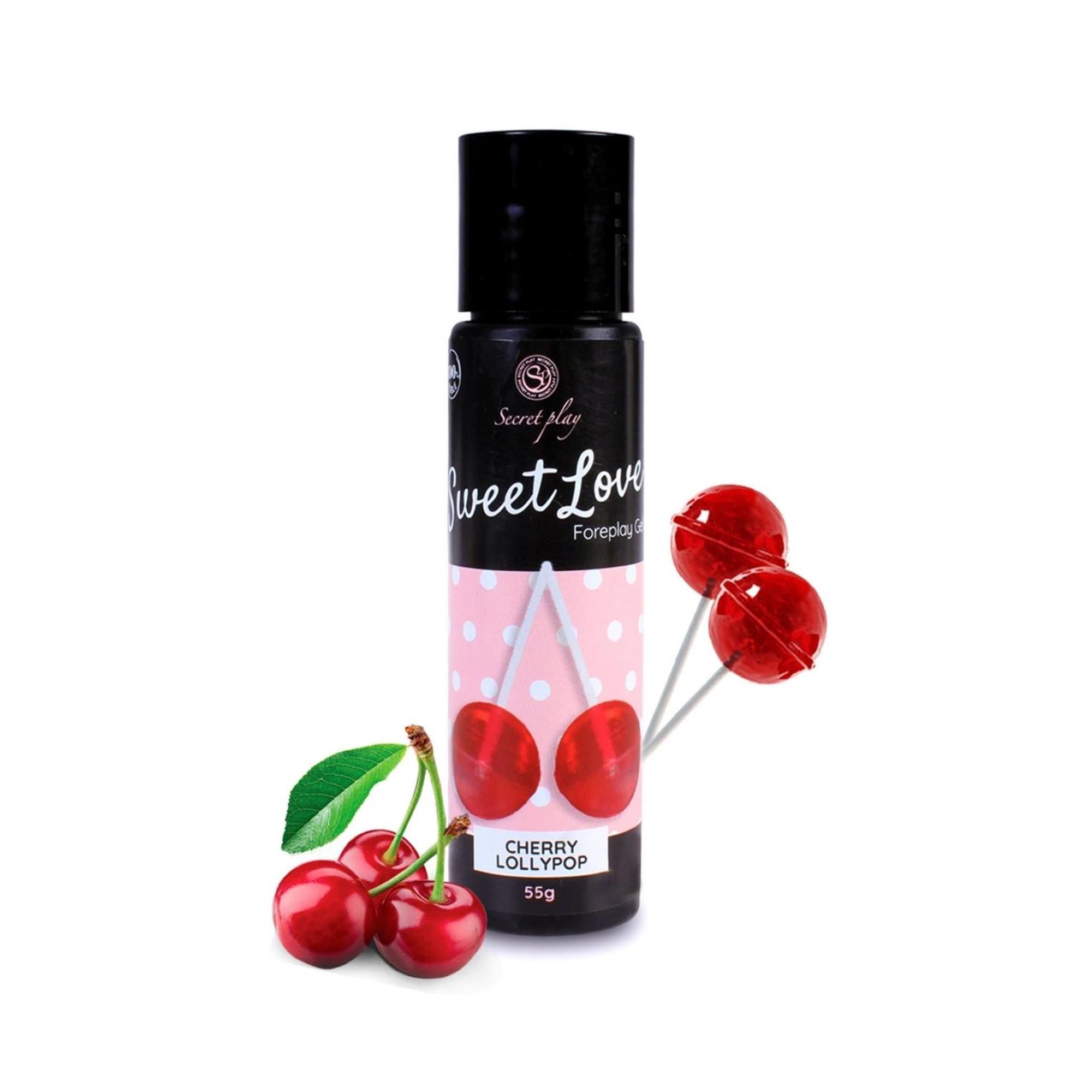 Flacone nero, etichetta rosa e bianca a pois, motivo lecca lecca ciliegia. Testo: Secret Play, Sweet Love, Cherry Lollipop, 55g. Ciliegie.