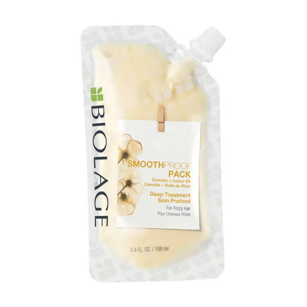 Busta con sostanza cremosa. Etichetta con nome del prodotto e design floreale. Marchio Biolage. Testo: Smoothproof Pack, Deep Treatment.