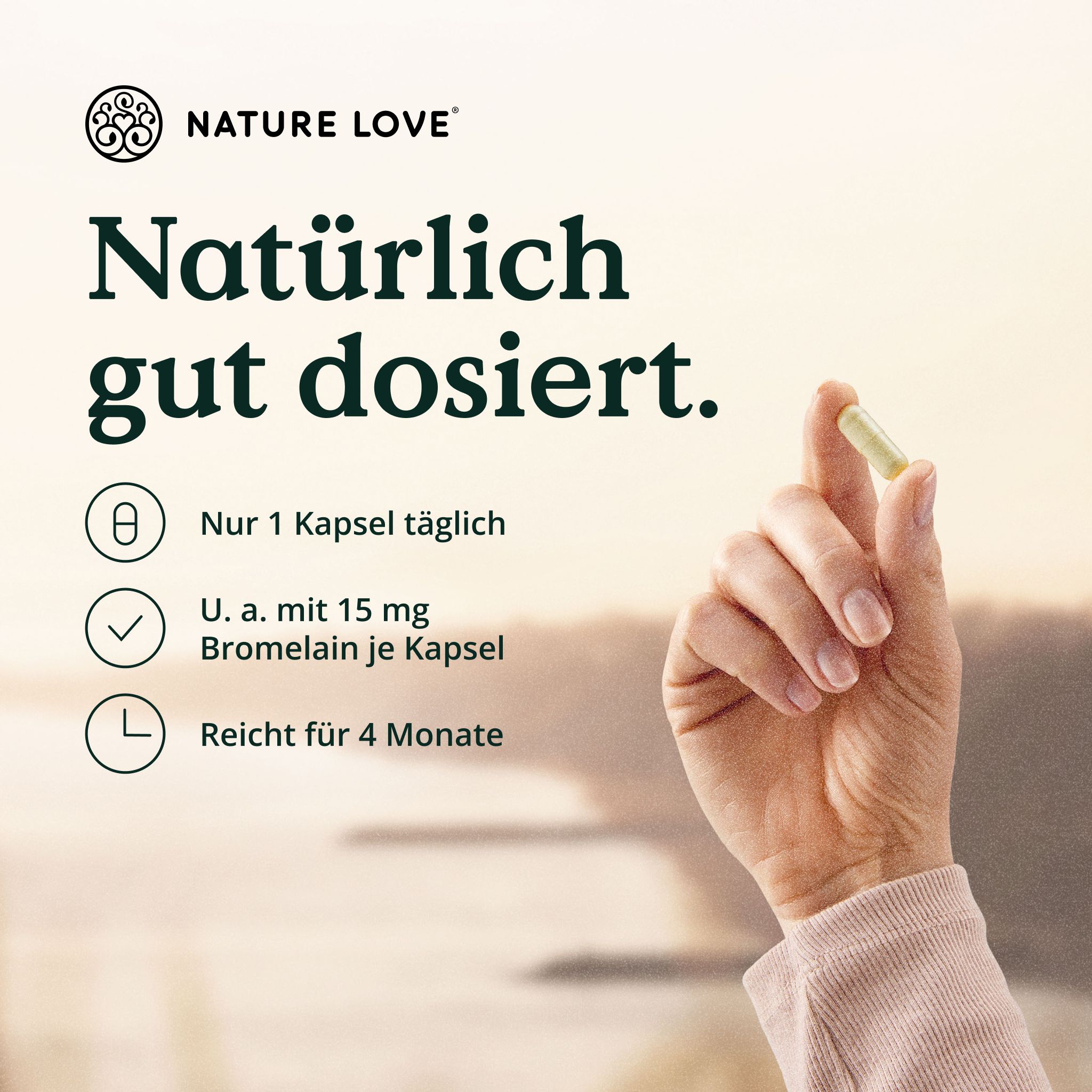 Mano che tiene una capsula, testo: Naturalmente ben dosato. Solo 1 capsula al giorno.