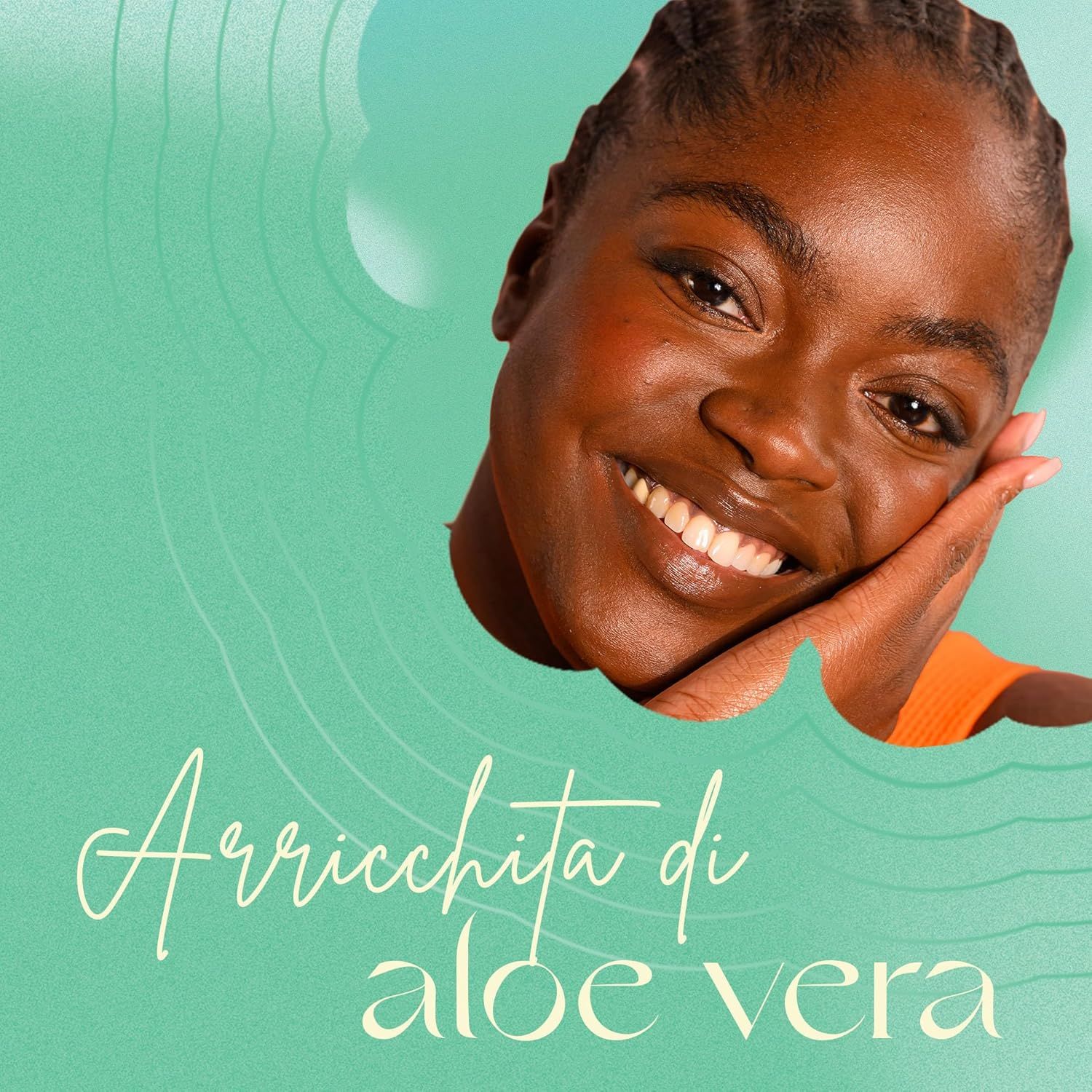 Ritratto di una donna sorridente. Testo: Arricchito con aloe vera.