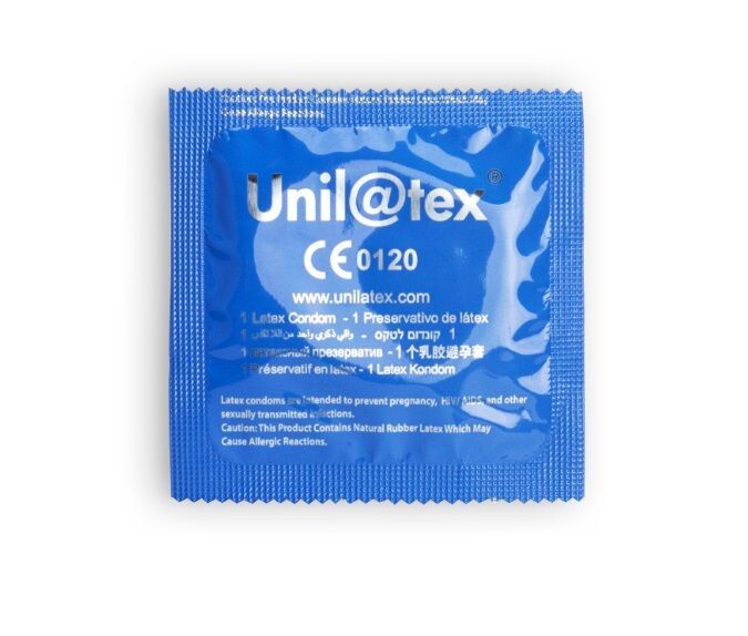 Busta blu per preservativo. Scritta Unil@tex, CE 0120, www.unilatex.com. Contiene lattice. Forma quadrata.