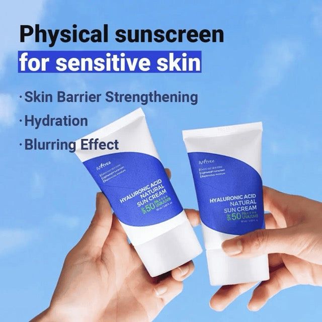 Due tubi di crema solare naturale Isntree Hyaluronic Acid SPF 50 tenuti da mani davanti a un cielo blu.