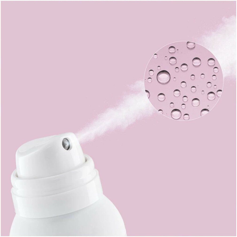 Primo piano di uno spray bianco che spruzza una sottile nebbia. Sullo sfondo, un cerchio con goccioline d'acqua.